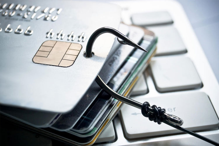 سارقین اطلاعات دبیت کارت‌ ها و نحوه برخورد با آنان