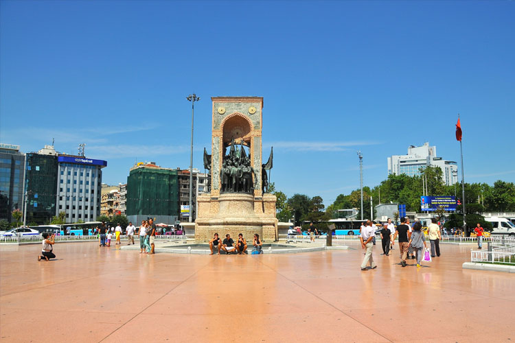 میدان تکسیم یکی از بهترین مناطق تفریحی شبانه در استانبول