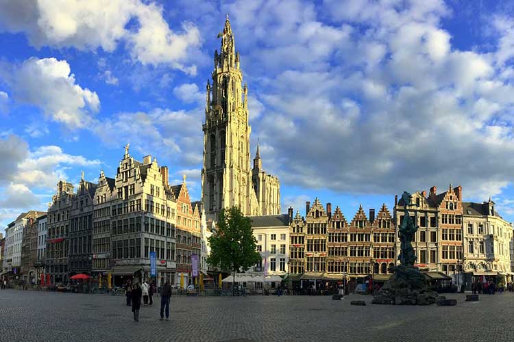 میدان Grote Markt از جاذبه های گردشگری بلژیک