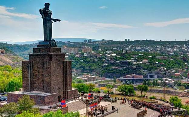مجسمه مادر ارمنستان-تکماه تراول